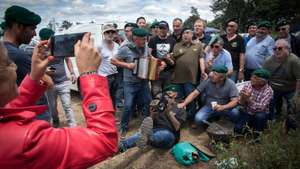 Reportagem: Dia dos Paraquedistas. Na base militar de Tancos, Vila Nova da Barquinha (Santarém), todos os anos se juntam milhares de paraquedistas de todo o país que serviram, ou servem, as forças armadas Portuguesas. Ali se reencontram, para celebrar a camaradagem, a integridade, e a lealdade que esta força especial requer, e para recordarem e reviverem juntos, os bons e maus momentos. 23 de Maio de 2022 Tancos, Santarem TOMÁS SILVA/OBSERVADOR