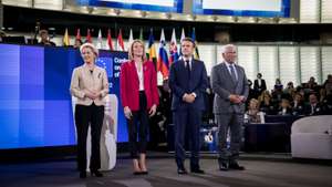 Encerramento da COFOE (Conferência sobre o Futuro da Europa/Conference on the Future of Europe) em Estrasburgo, no edifício do Parlamento Europeu: Para além dos vários cidadãos de toda a Europa que mais uma vez se juntaram, também António Costa, Primeiro Ministro de Portugal, marcou a sua presença no encerramento da COFOE, assim como Emmanuel Macron, Presidente de França; Ursula van der Leyen, Presidente da Comissão Europeia; Roberta Metsola, Presidente do Parlamento Europeu; e Guy Verhofstadt, membro do Parlamento Europeu, antigo primeiro-ministro da Bélgica e co-Presidente da COFOE. 9 de Maio de 2022 Estrasburgo, França TOMÁS SILVA/OBSERVADOR
