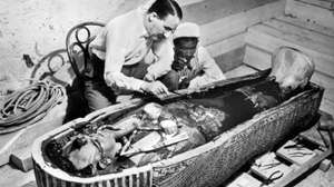 Howard Carter (1873-1939) english egyptologist near golden sarcophagus of Tutankhamon (mummy) in Egypt in 1922 (photo Harry Burton)