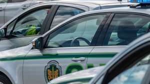 Carro da GNR acompanhado de três guardas