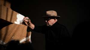Porto, 12/01/2022 - O artista Pedro Cabrita Reis concebeu uma obra para exposição no Louvre durante a Saison Franco Portugaise. A obra é em cortiça e foi finalizada pelo artista (Rui Oliveira/Observador)