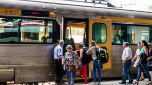 Portugal, Coimbra, Comboios de Portugal, Passengers boarding train