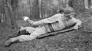 Sargento norte-americano demonstra como utilizar um cockatil Molotov no Fort Belvoir, nos EUA. Setembro de 1942