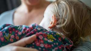 Mãe a amamentar a filha