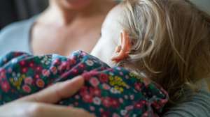 Mãe a amamentar a filha