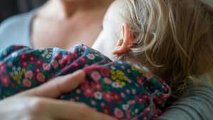 Mãe a amamentar a filha