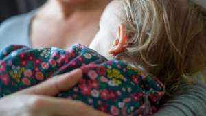 Mãe a amamentar a filha
