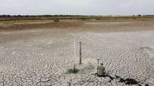 O estudo alerta para o facto de o nível da água do lago baixar 19 centímetros por ano
