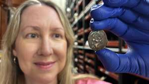 Kat Baxter, curadora de arqueologia e numismática dos Museus e Galerias de Leeds, com a moeda antiga agora em exibição no Centro de Descobertas de Leeds