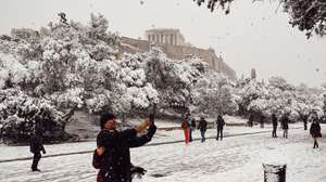 A tempestade de neve Elpida atinge Atenas, a capital da Grécia, no dia 24 de janeiro