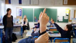aluno levanta braço na escola
