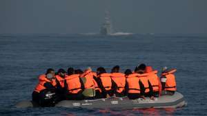 Migrantes atravessam ilegalmente o canal da mancha