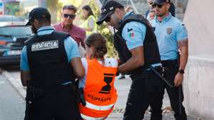 Ativistas que invadiram aeroporto municipal em Tires presentes ao Tribunal de Cascais