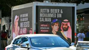 Cartaz do Justin Bieber e do Príncipe da Arábia Saudita
