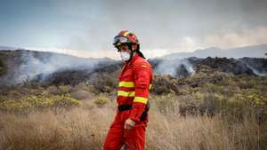 Bombeiro nos incêndios provocados pela erupção do Vulcão Cumbre Vieja, na ilha de La Palma, Espanha