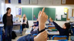 aluno levanta braço na escola