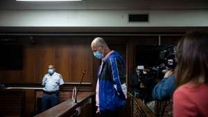 O ex-banqueiro João Rendeiro na sala de tribunal em Verulam, Durban, África do Sul onde foi presente ao juiz. 17 de dezembro de 2021. João Rendeiro foi preso no sábado, num hotel em Durban, na província sul-africana do KwaZulu-Natal, numa operação que resultou da cooperação entre as polícias portuguesa, angolana e sul-africana. JOÃO PORFÍRIO/OBSERVADOR