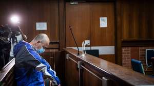 O ex-banqueiro João Rendeiro na sala de tribunal em Verulam, Durban, África do Sul onde foi presente ao juiz. 17 de dezembro de 2021. João Rendeiro foi preso no sábado, num hotel em Durban, na província sul-africana do KwaZulu-Natal, numa operação que resultou da cooperação entre as polícias portuguesa, angolana e sul-africana. JOÃO PORFÍRIO/OBSERVADOR