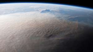 Fotografia tirada por um astronauta da Estação Espacial Internacional que mostra a nuvem de cinzas que cobriu o Pacífico pela explosão do vulcão em Tonga