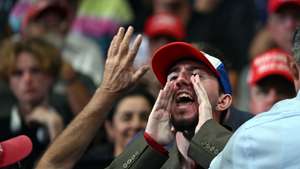 Manifestante interrompe discurso de Donald Trump num comício dos Republicanos no estado da Florida