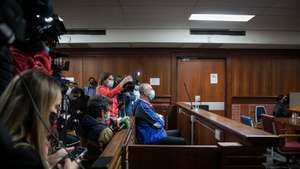 O ex-banqueiro João Rendeiro na sala de tribunal em Verulam, Durban, África do Sul onde foi presente ao juiz. 17 de dezembro de 2021. João Rendeiro foi preso no sábado, num hotel em Durban, na província sul-africana do KwaZulu-Natal, numa operação que resultou da cooperação entre as polícias portuguesa, angolana e sul-africana. JOÃO PORFÍRIO/OBSERVADOR