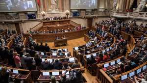 Parlamento: Debate e votação na generalidade ao Orçamento do Estado para 2022, na Assembleia da República. Bloco de Esquerda e PCP votarão contra o orçamento o que provocará a queda do Governo de António Costa e eleições antecipadas. Momento em que a direita e a esquerda chumba o orçamento do Estado do Governo. Apenas PS votou a favor. Lisboa, 27 de outubro de 2021. JOÃO PORFÍRIO/OBSERVADOR