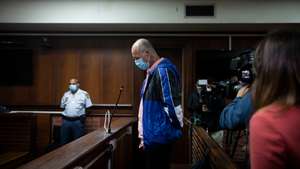 O ex-banqueiro João Rendeiro na sala de tribunal em Verulam, Durban, África do Sul onde foi presente ao juiz. 17 de dezembro de 2021. João Rendeiro foi preso no sábado, num hotel em Durban, na província sul-africana do KwaZulu-Natal, numa operação que resultou da cooperação entre as polícias portuguesa, angolana e sul-africana. JOÃO PORFÍRIO/OBSERVADOR