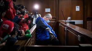 O ex-banqueiro João Rendeiro na sala de tribunal em Verulam, Durban, África do Sul onde foi presente ao juiz. 17 de dezembro de 2021. João Rendeiro foi preso no sábado, num hotel em Durban, na província sul-africana do KwaZulu-Natal, numa operação que resultou da cooperação entre as polícias portuguesa, angolana e sul-africana. JOÃO PORFÍRIO/OBSERVADOR