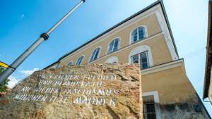 A casa onde Adolf Hitler nasceu e viveu durante os primeiros três anos da sua vida, em Braunau am Inn, Áustria