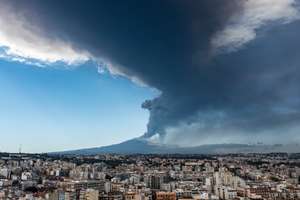Erupção do vulcão Etna visível da cidade de Catânia, na Sicília