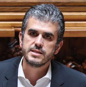 O deputado da Iniciativa Liberal (IL), Carlos Guimarães Pinto, intervém na sessão plenária da Assembleia da República, em Lisboa, 12 de junho de 2024. ANTÓNIO COTRIM/LUSA