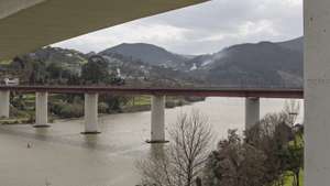A nova ponte Hintze Ribeiro (à direita)  em Castelo de Paiva, 24 de fevereiro de 2021. Naquela noite fria e chuvosa de 04 de março de 2001 uma ponte ruiu perto de Castelo de Paiva e atirou ao Douro um autocarro com 53 passageiros e três automóveis, com um total de seis viajantes. Ninguém sobreviveu. Vinte anos após a tragédia de Entre-os-Rios, que colocou no mapa pelas piores razões um concelho encravado nos limites dos distritos do Porto, Aveiro e Viseu, ainda sobram expressões de incredulidade pelo que sucedeu. .  (ACOMPANHA TEXTO DO DIA 02 MARÇO 2021)  JOSÉ COELHO/LUSA