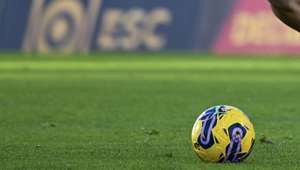 Wallisson Máximo (E) do Moreirense disputa a bola com Gonçalo Costa (C) e Lucas Ventura (D) do Portimonense no jogo da 14ª jornada da Primeira Liga de Futebol realizado no estádio Comendador Joaquim de Almeida Freitas em Moreira de Cónegos, Guimarães, 17 de dezembro de 2023. FERNANDO VELUDO/LUSA