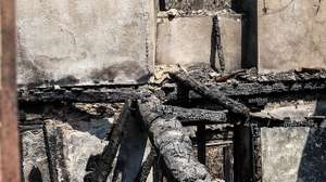 Uma casa destruída pelo fogo em Codessais na Serra da Lousã durante a passagem do incêndio que fustigou a serra durante a última semana, Lousã, 22 de agosto de 2025. PAULO NOVAIS/LUSA