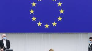 A primeira-ministra da Estónia Kaja Kallas durante um debate no papel da UE sobre mudança no mundo e a segurança na Europa com a agressão militar russa à Ucrânia