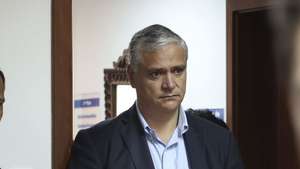 O presidente do PS/Açores e candidato à presidência do Governo Regional, Vasco Cordeiro, momentos antes de exercer o seu direito de voto para as eleições regionais dos Açores em Ponta Delgada, 04 de fevereiro de 2024. Onze forças políticas, incluindo três coligações, disputam hoje os 57 lugares do parlamento açoriano nas legislativas regionais, que decorrem cerca de oito meses antes do previsto. ANDRÉ KOSTERS/LUSA