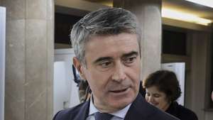 O secretário-geral do Partido Socialista (PS), José Luís Carneiro (E), durante a visita à Unidade Local de Saúde Santa Maria, no  âmbito da "Rota pela Coesão e Valorização das Pessoas - Distrito de Lisboa",  Lisboa, 17 de novembro de 2025.  MANUEL DE ALMEIDA/LUSA