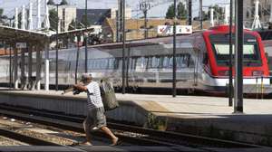 Comboio parado numa estação ferroviária no Algarve