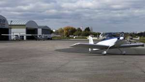 Uma avioneta estacionada no aeródromo de Portimão