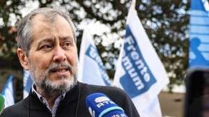 O secretário-geral da FENPROF, Mário Nogueira, fala aos jornalistas durante o protesto em dia da greve nacional dos trabalhadores da Função Pública, convocada pela Frente Comum e Sindicatos da Administração Pública/CGTP-IN e que tem como reivindicações centrais: aumento imediato dos salários a todos os trabalhadores; reforço dos Serviços Públicos; valorização das carreiras; revogação do sistema integrado de gestão e avaliação do desempenho na Administração Pública (SIADAP); e controlo dos preços dos bens essenciais e taxação dos lucros extraordinários, em Lisboa, 17 de março de 2023. MIGUEL A. LOPES/LUSA