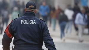 Um agente da Polícia de Sgurança Pública (PSP), patrulha a Praça do Rossio, em Lisboa, 26 de outubro de 2024. Forças de segurança. Agentes de autoridade. Baixa pombalina. ANTÓNIO PEDRO SANTOS/LUSA