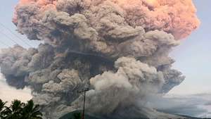 epa12180880 A handout photo made available by the Vulcanology and Geological Disaster Mitigation Center (PVMBG) of the Indonesian Ministry of Energy and Mineral Resources, shows the Lewotobi Laki-Laki volcano spewing volcanic materials during an eruption in East Flores, East Nusa Tenggara province, Indonesia, 17 June 2025. Indonesian authorities have raised the alert status of the volcano to the highest level on 17 June 2025.  EPA/PVMBG HANDOUT BEST QUALITY AVAILABLEHANDOUT EDITORIAL USE ONLY/NO SALES