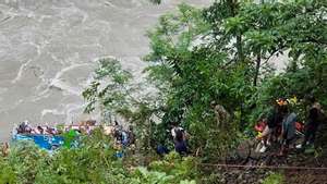 epa11561335 A handout photo made available by the Nepali Army shows members of the Nepalese Army and locals conducting search and rescue operation at the site of a passenger bus crash in Marsyangdi River in Tanahu District, Nepal, 23 August 2024. At least 14 people were killed and several others injured when the passenger bus plunged into the river, Nepalese authorities said.  EPA/NEPALI ARMY HANDOUT  HANDOUT EDITORIAL USE ONLY/NO SALES