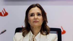 O CEO do Santander Totta, Pedro Castro e Almeida (D), acompanhado pela atual vice-presidente executiva e futura CEO, Isabel Guerreiro (E), em conferência de imprensa para divulgação dos resultados do ano de 2025 da instituição bancária, na sede em Lisboa, 05 de fevereiro de 2025. FILIPE AMORIM/LUSA