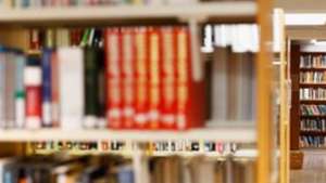 Adotado pela UNESCO em 1999, o Dia Mundial da Poesia pretende "homenagear poetas, reviver tradições orais de recitais de poesia, promover a leitura, escrita e ensino de poesia, e fomentar a convergência entre a poesia e outras artes"