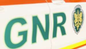 Um agente da Guarda Nacional Republicana (GNR), durante uma ação de fiscalização no âmbito da campanha “Festas MAIs Seguras”, nas portagens do Pinhal Novo, em Setúbal, 30 de dezembro de 2024. ANTÓNIO PEDRO SANTOS/LUSA