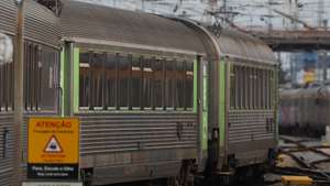 A CP suprimiu 143 comboios dos 249 programados entre as 00:00 e as 08:00 de hoje devido à greve dos trabalhadores da transportadora, segundo um balanço enviado pela empresa à Lusa, Santa Apolónia, Lisboa, 27 de fevereiro de 2023. Os trabalhadores da CP dão hoje início a mais greves, com a transportadora a alertar para “fortes perturbações” até 02 de março, num protesto pelo impasse nas negociações salariais que também envolve a Infraestruturas de Portugal (IP). TIAGO PETINGA/LUSA
