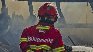 Bombeiros combatem o fogo que destruiu um barracão de lenha junto a uma casa em Macieira, durante o incêndio que começou em Abiul, Pombal, na passada sexta-feira, Macieira, Alvaiázere, 14 de julho de 2022. PAULO NOVAIS/LUSA