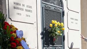 Isabel Barroso Soares (E), filha do antigo presidente e um dos fundadores do Partido Socialista, Mário Soares, acompanhada pelo secretário-geral do PS, António Costa (C), e pelo presidente do partido, Carlos César (D), deposita uma coroa de flores no jazigo dos seus pais, no âmbito das comemorações dos 50 anos do PS, no cemitério dos Prazeres, em Lisboa, 19 de abril de 2023. O conjunto de iniciativas vai também ligar-se aos 50 anos do 25 de Abril de 1974 e algumas das ações estão planeadas para se realizar na Alemanha, designadamente em Bad Münstereifel, onde o PS foi fundado em 19 de abril de 1973. MIGUEL A. LOPES/LUSA