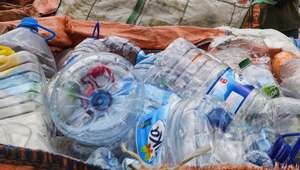 Adolescentes recolhem lixo como plástico, latas e alguns metais para transportarem aos ombros para um dos centros de reciclagem locais em troca de algumas liras, junto à povoação de Turkozu, arredores de Ancara, onde se concentra parte da comunidade curda instalada na capital turca, 09 de maio de 2023. (ACOMPANHA TEXTO DE 10 DE MAIO DE 2023). MANUEL DE ALMEIDA/LUSA